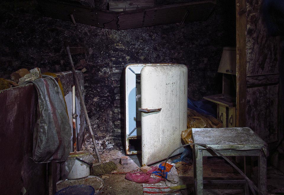 Pootevřená lednička starého střihu jako by zvala na lahodné občerstvení.