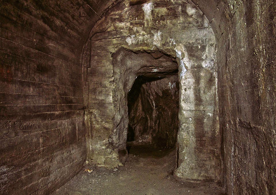 S rostoucí hloubkou se vyzděné sklepy mění na chodby vylámané ve skále, částečně později vybetonované.