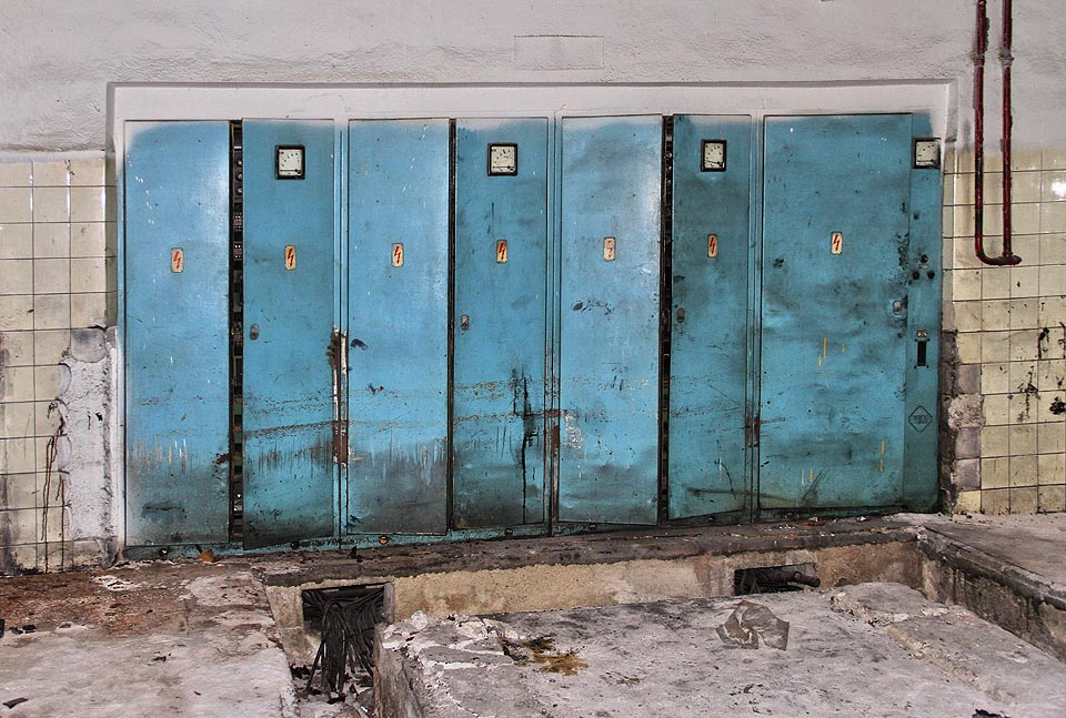 Rozvodné skříně, které už nic nerozvádí, stojí nad kabelovody, které už nic nevedou.