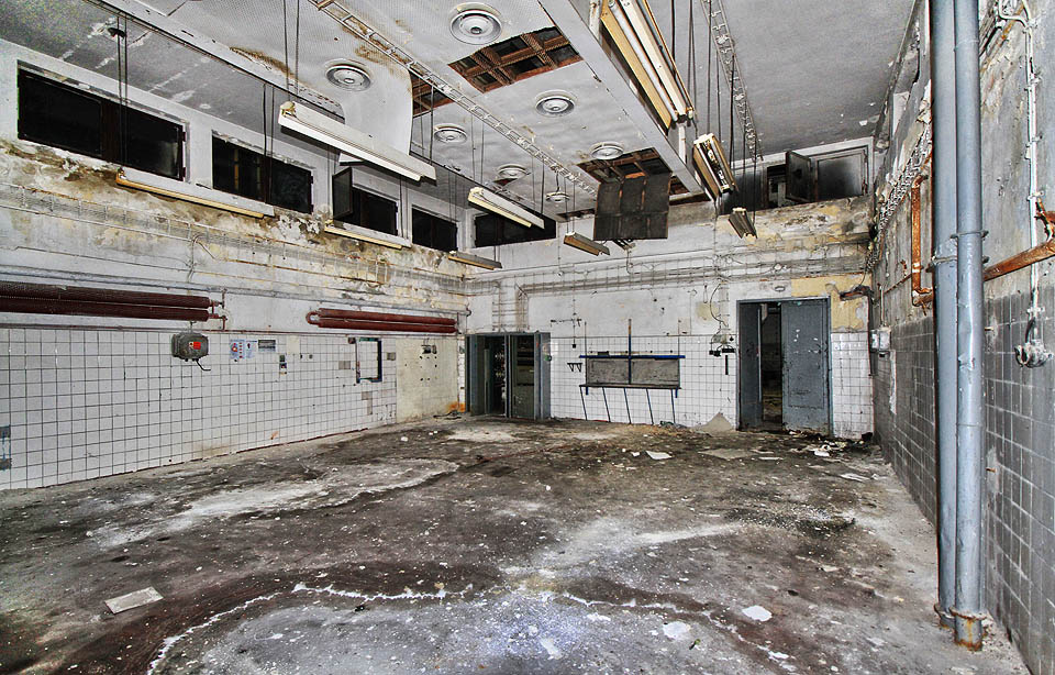 Kdybychom nevěděli, že jsme v tiskárně, snadno bychom se nechali přesvědčit, že jde o operační sál utajené podzemní nemocnice v samotném centru Brna.