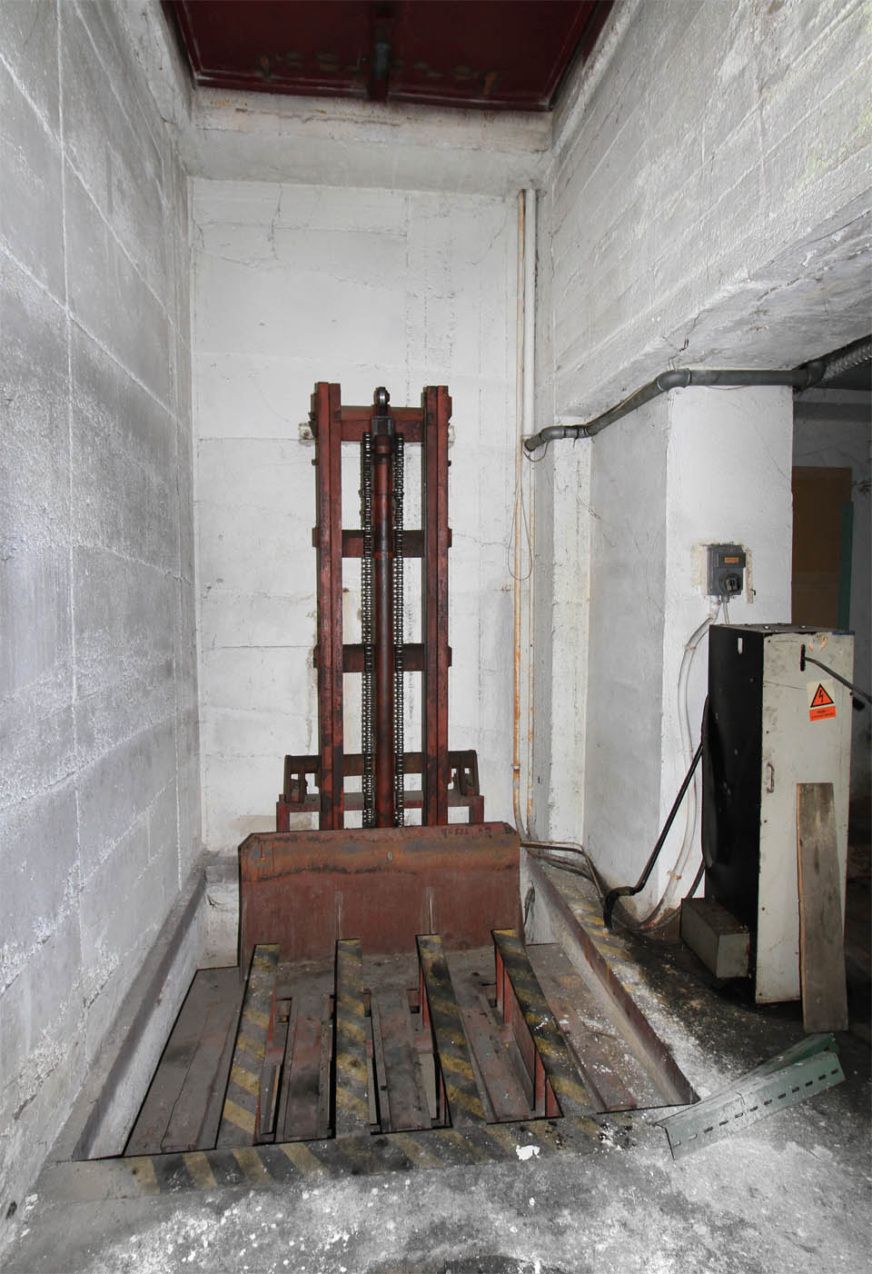 Podivná zdviž je jednou z cest, kudy by se snad dalo z podzemí uniknout, kdyby nás tu někdo zamčel. Kdo ví, kam ústí na povrchu?