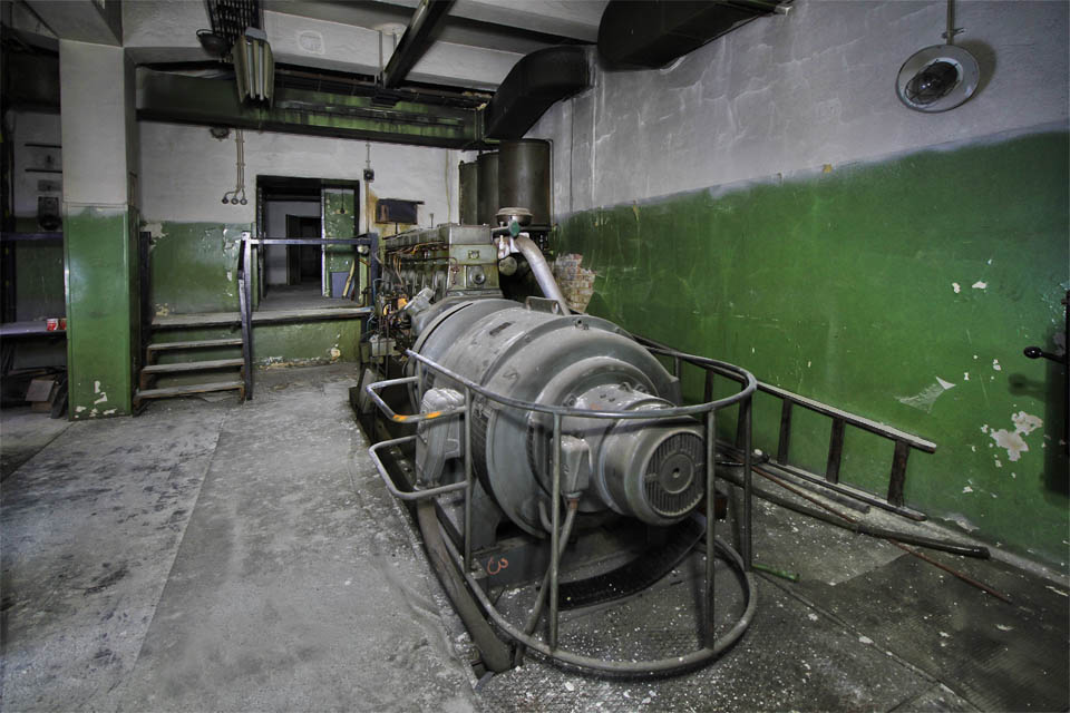 Svojí velikostí připomíná parní stroje ze starých továren. Do obýváku běžného bytu by se nejspíš nevešel.