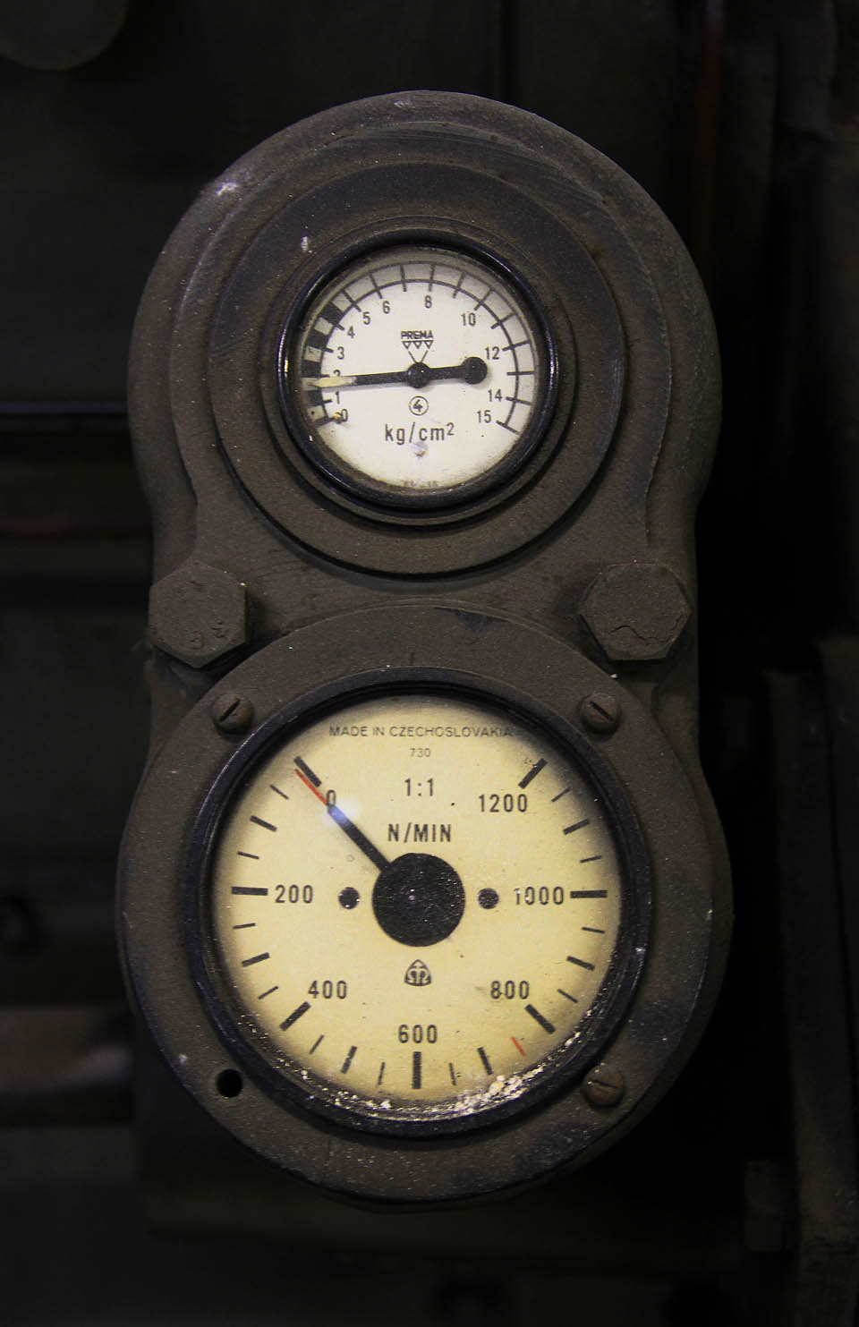 Vidět (a slyšet) tenhle stroj při 1200 otáčkách za minutu bychom dnes snad ani nechtěli.