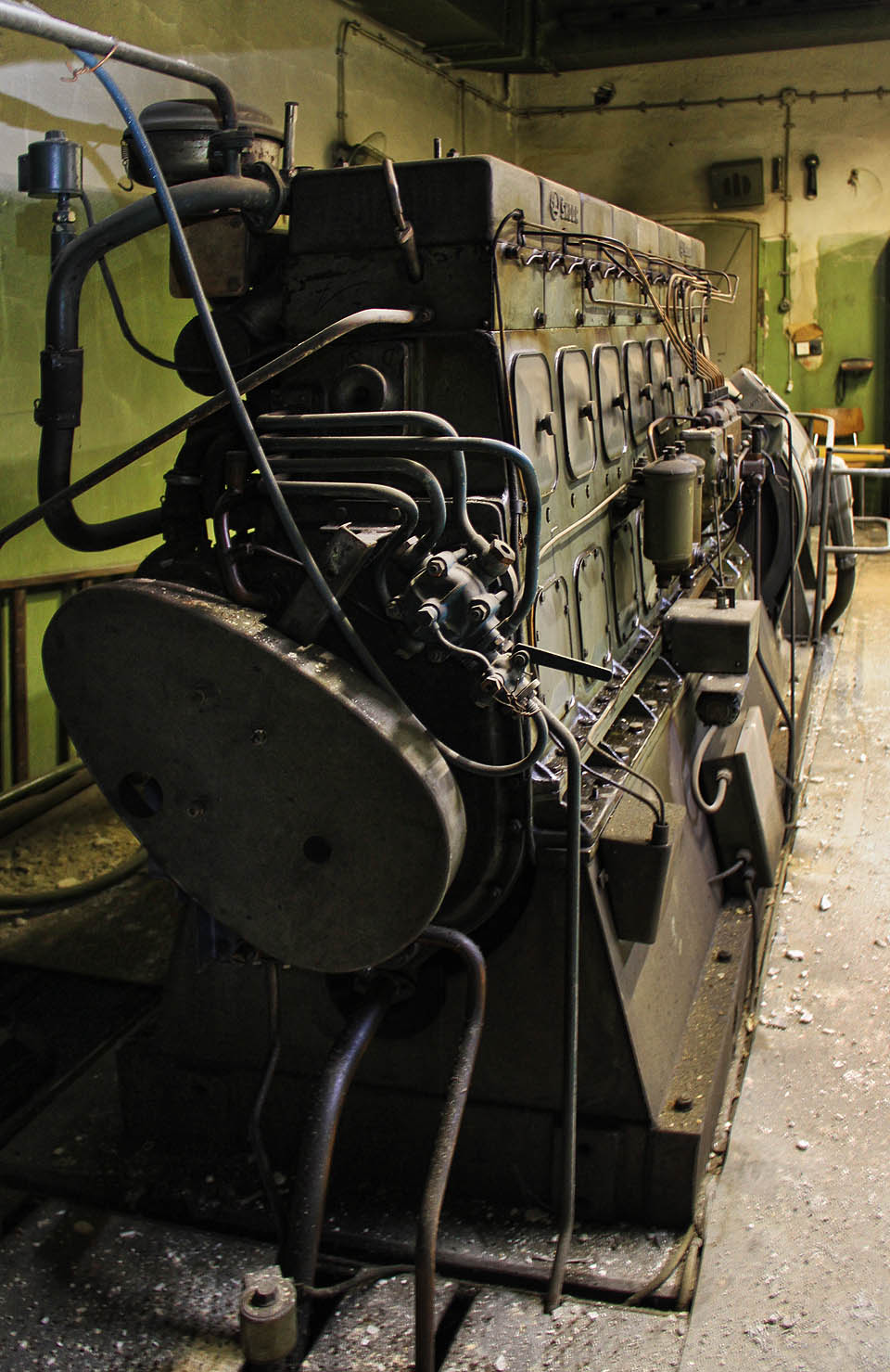 Stačí nám pohled na ztichlou a strnulou masu oceli, která tu nejspíš čeká na svůj blížící se konec.