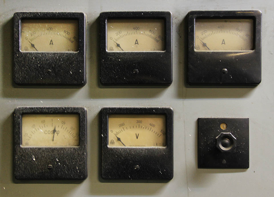 Nikdo už se nedozví, kdy přesně všechny ručičky naposledy poslušně zaparkovaly na nule. Jen ten účiník nějak zlobí. Že by nějaký zdánlivý proud v mrtvém obvodě?