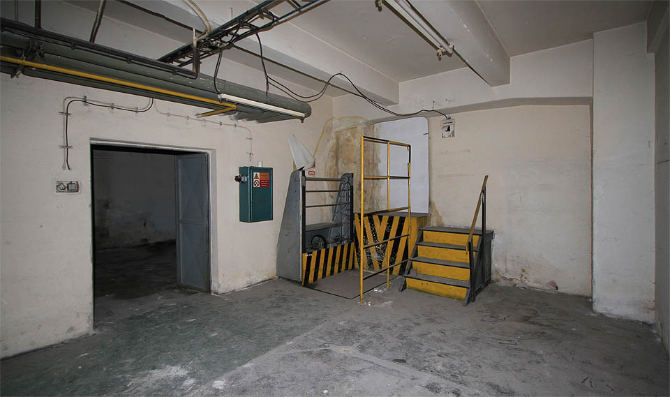 Že by výtah do druhého podzemního podlaží? Nebo řečnická tribuna? Schůdky pro nastupování do letadla?