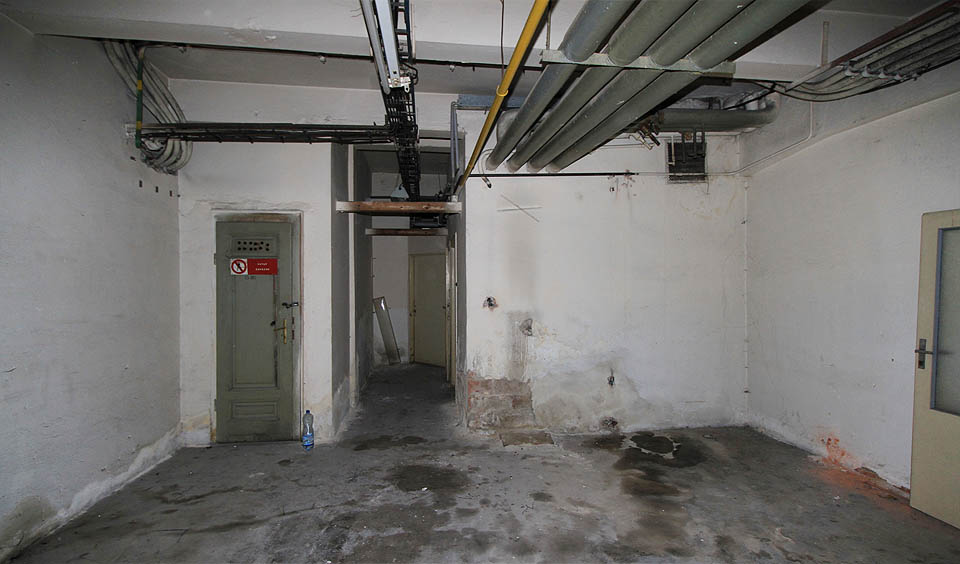 Některé chodby jsou úzké skoro na cokoliv.