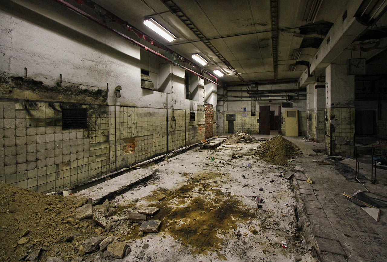 Je tu naprosté ticho, chráněné před vnějším světem tlustými betonovými stěnami a vrstvou zeminy. Představa rachotících strojů je jaksi nepatřičná.