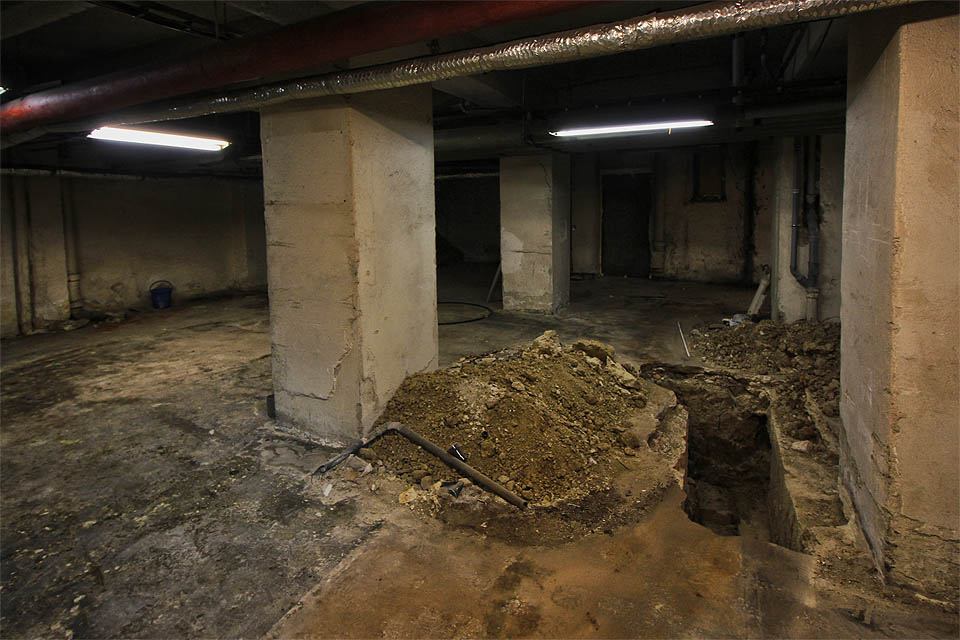 V nejzazším sklepě pak nacházíme cosi, co vůbec, ale vůbec nepřipomíná čerstvě vykopaný hrob.