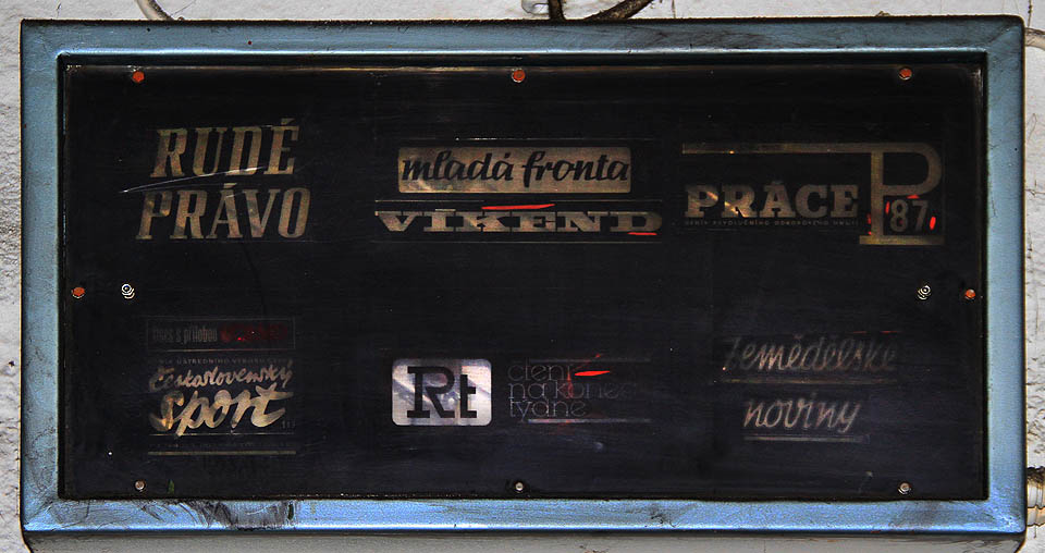 Rudé právo, Mladá fronta s přílohou Víkend, Práce P87, Československý sport, Rt (nikoliv Russia Today nýbrž Rovnost) s přílohou Čtení na konec týdne a Zemědělské noviny. Později přibyl také Den a pravděpodobně i další periodika.