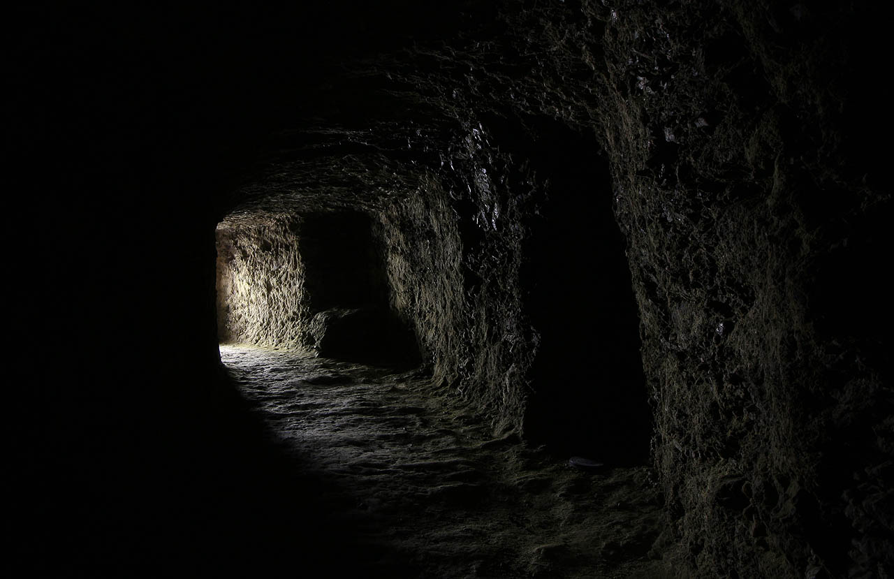 Hlavní chodba ve své šířce nabízí několik polovýklenků, které mohly ideálně sloužit pro skladování movitého majetku. Naneštěstí se žádné police, truhly ani skříně v podzemí nezachovaly.