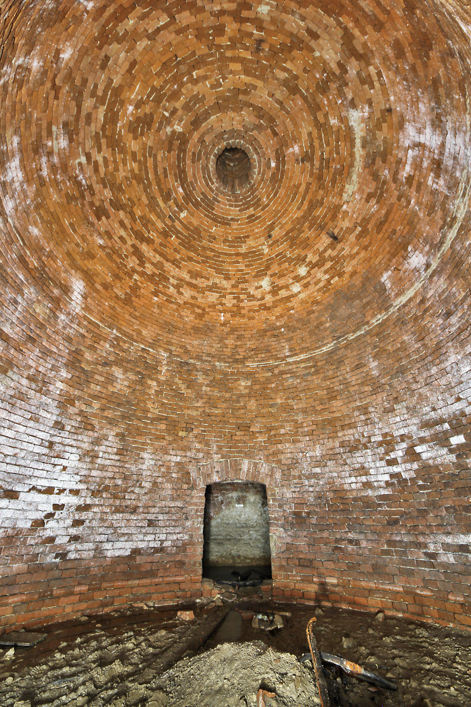 Širokoúhlý pohled na jednu ze tří kupolovitých rotund s větracím komínem ve vrchlíku. Ačkoliv podzemní rotundy nejsou ničím vyjímečným, smysl takového prostoru, nota bene bez přístupu shora, nám zůstává utajen. Snad jedině, že by sloužily k uložení opravdu velkých válcových kádí nebo tanků.