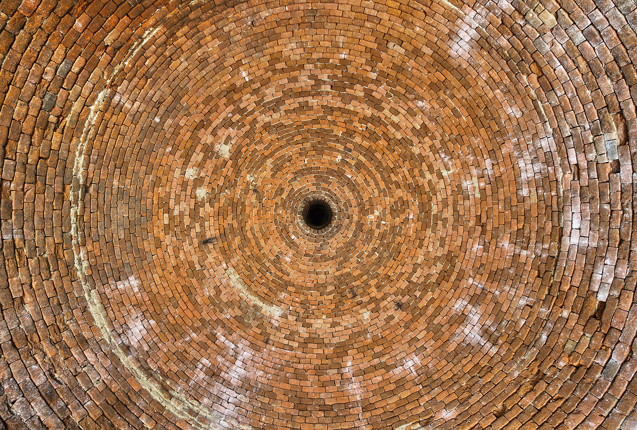 Při kolmém pohledu na kupoli se člověku může až zatočit hlava. Tak krásná je i po staletích prostá stavba z pálených cihel.