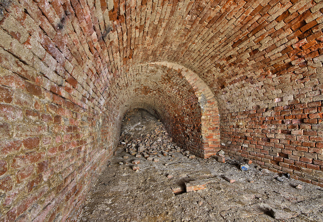 Řečkovické sklepy jsou podstatně větší. Za tímto závalem pokračuje chodba, která ústí do několika dalších sálů a ty zase navazují na podzemí západního traktu bývalého dvora. Tudy se ovšem do odvrácené strany podzemní říše určitě nedostaneme.