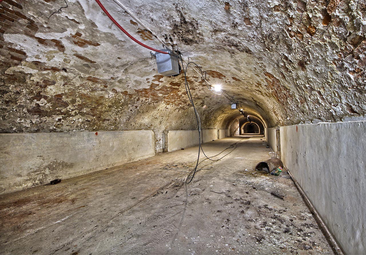 V největším ze sklepů si představujeme dlouhé řady dřevěných sudů s kvasícím pivem a jistě nejsme daleko od pravdy. Plechové krabice na stropě kryjí větrací průduchy patrné uvnitř klášterního dvora ve formě zděných věžiček.