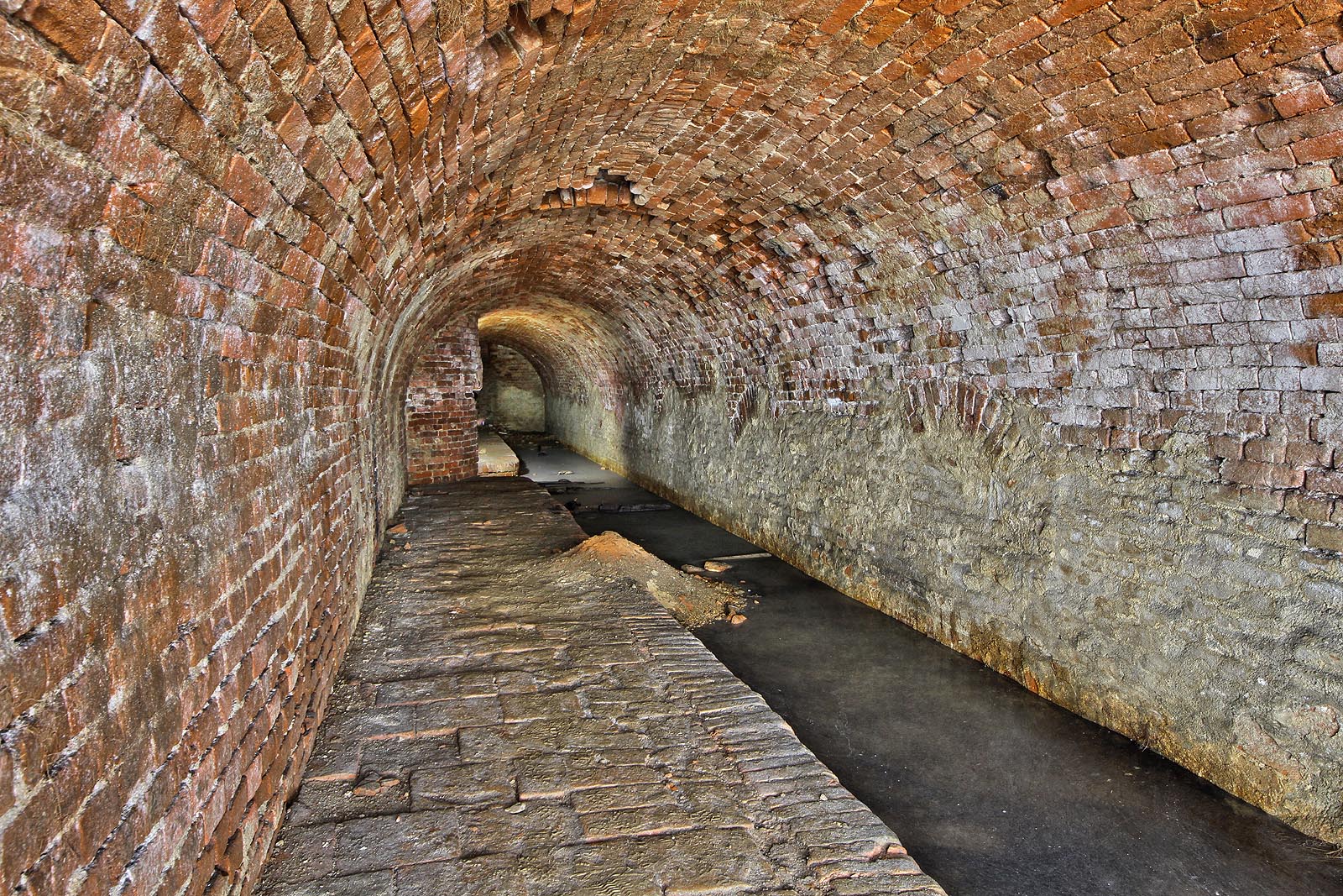 Nejzáhadnější je bezesporu západní křídlo podzemí. Dvě rovnoběžné chodby propojené v pořadí již třetí kupolovitě sklenutou rotundou jsou navíc částečně zaplaveny vodou. Zřejmě ovšem nejde o náhodu, neboť nad hladinu vyčnívá kamenný chodník. Sloužila voda ke chlazení piva v některé fátzi jeho výroby nebo šlo o ledárnu s korytem na tající led?