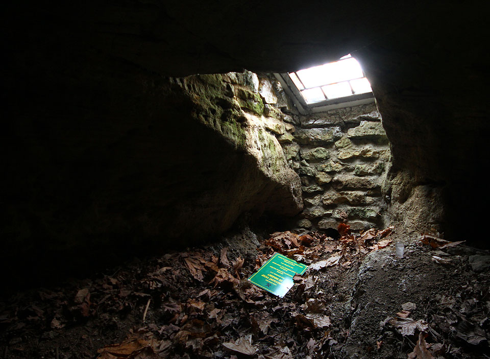 Dovnitř se dostane jen ten, kdo disponuje příslušným klíčem - díky tomu ustala předchozí devastace podzemních prostor.