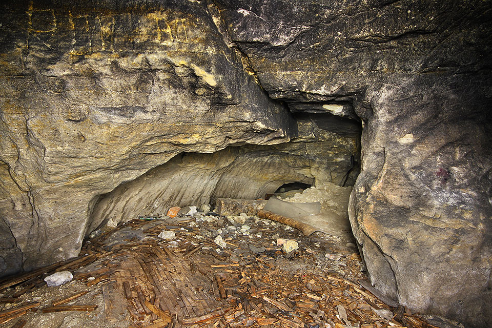Přidržíme-li se názvosloví skupiny, která podzemí zmapovala, hledíme právě do polozasutých chodeb Bezdomovcovy síně směrem k Vinnetouově plazivce.