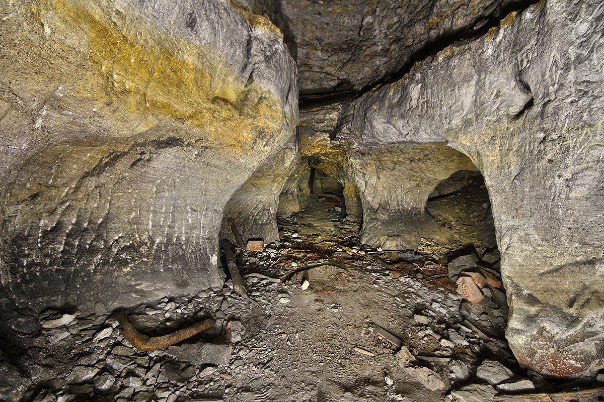 Ačkoliv nebylo narozdíl od <a href="/Tema/Podzemní pískovna Bílý kůň">Bílého koně</a> podzemí v Indiánce vyvápněno, přesto nabízí zajímavou vícebarevnou podívanou.