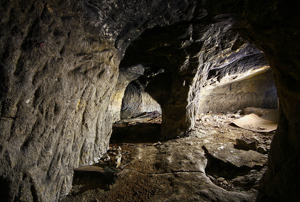 Za pilířem vlevo vzadu vybíhá ze síně slepá chodba, která naznačuje, kudy (by) mohly chodby pokračovat až k <a href="/Tema/Podzemní pískovna Bílý kůň">Bílému koni</a>.