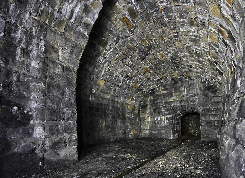 Jak by tato místa vypadala v případě dokončení podzemní rafinérie, si můžeme jenom představovat. Stejně jako hrůzný obraz výbuchu rafinačních kolon v podzemí, třeba v případě partyzánské diverzní akce.