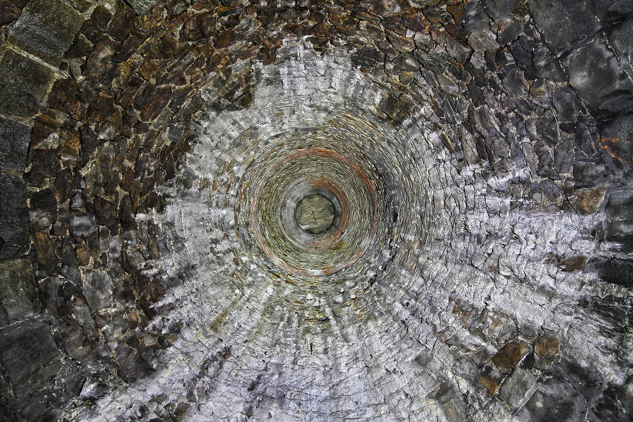 Šachta vedoucí k povrhcu tunelu nad kopcem má průměr cca 4 m a výšku přes 40 m. Částečně je vyzděná i z cihel, do prostoru trčí pahýly dřevěných konstrukcí, snad bývalého únikového východu.