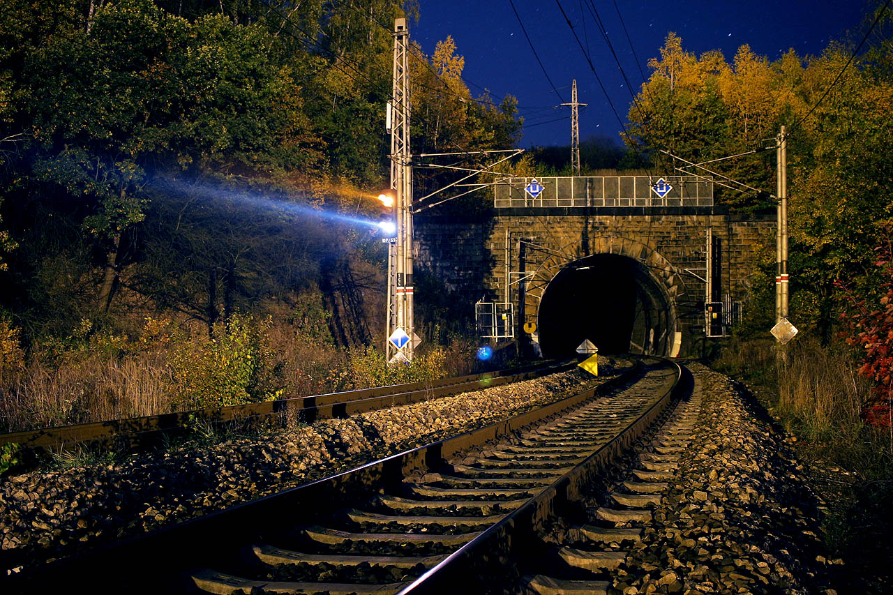 Pokud je provoz na trati vyloučen, lze do ostatků něměcké rafinérie vstoupit právě tímto portálem.