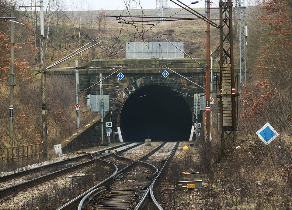 Podzemní rafinérie je bez lana přístupná pouze skrze <a href="/Tema/Havlíčkobrodský tunel">Havlíčkobrodský tunel</a>, a tedy pouze v době výluky železniční trati. Zastavení provozu po neoprávněném vniknutí do tunelu by totiž pátrače mohlo přijít poněkud draho, o smrtelném nebezpečí v úzkém tunelu nemluvě.