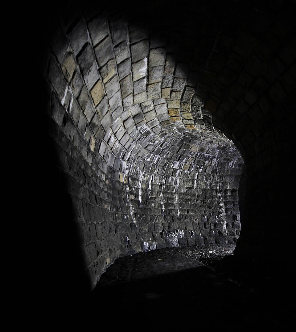 Prostory pro rafinérii tvoří několik podzemních chodeb, rozdělených na dvě navzájem nepropojené skupiny.