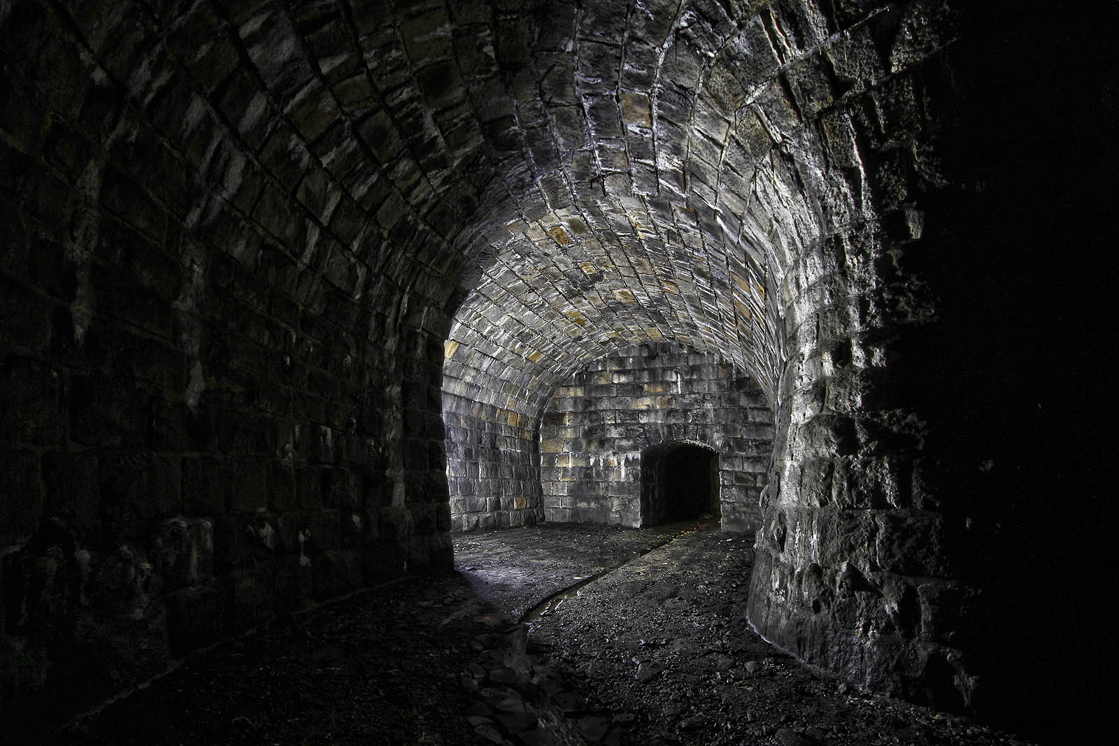 Zřejmě nejzajímavější místo se v podzemí nachází na konci jižní, větší, chodby. Profil tunelu se tu zvětšuje na rozměry, které by postačily i k průjezdu dalšího vlaku.