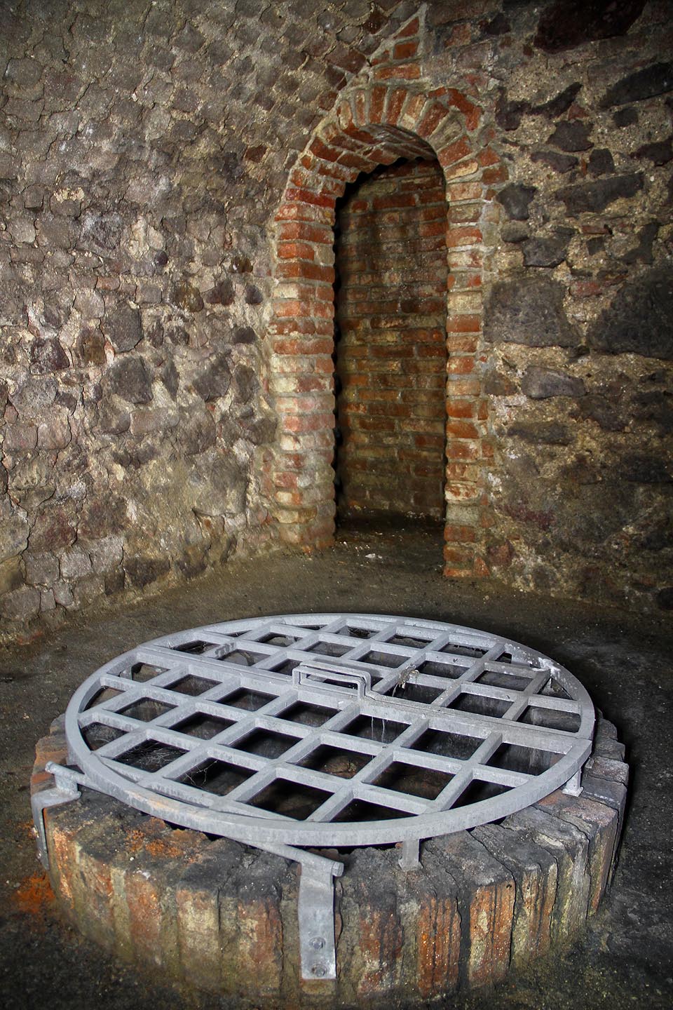 V severozápadním rohu místnosti byl v roce 2002 proražen vstup do krátké chodby spojující sklepení s šachtou vedoucí na křižovatku ulic České, Solniční a Veselé.