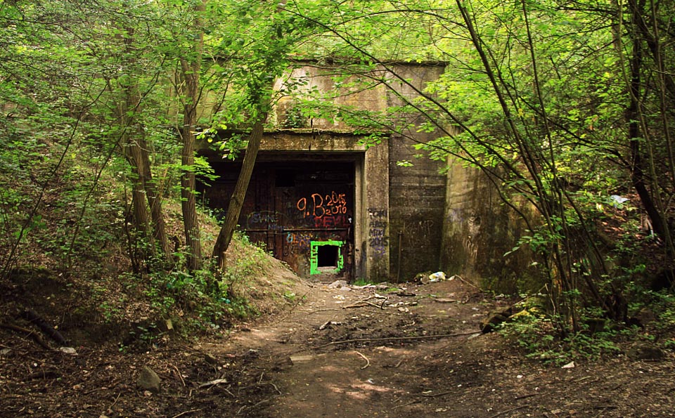 Společný vstup do kmenových štol C a D byl vybudován po válce v rámci zajištění prostor pro případný atomový kryt.