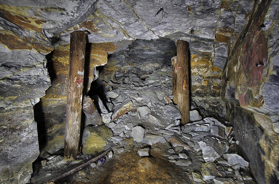 Zbytky výdřevy z masivních kmenů mohou pocházet z předválečných dob původní těžby stejně jako z dodatečného zajištění prostor podzemní továrny.