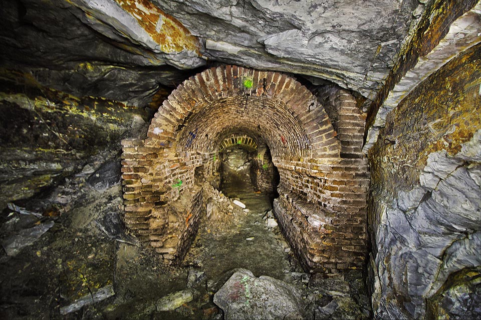 Vyzdívka z mírového období, kdy tudy projížděly ručně tlačené důlní vozíky plné kamene pro výrobu vápna či stavbu litoměřických paláců.