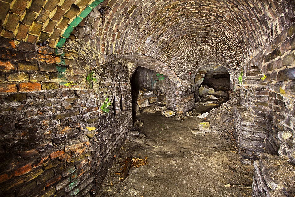 Neobvyklé rozbočení klenutých chodeb s nikami pro osvětlovací lampičky na trase kmenové štoly C.