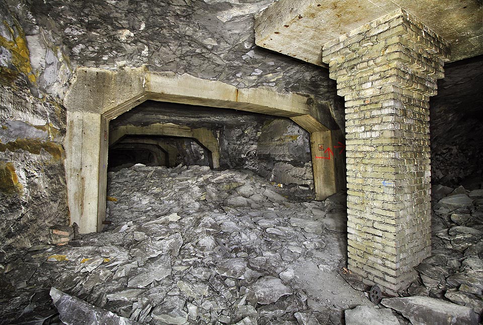 Štola č. 40 je na severním konci netypicky zalomena do pravého úhlu se stropem podepřeným masivním vyzděným sloupem. Podlahu pokrývají utržené kusy původního stropu.