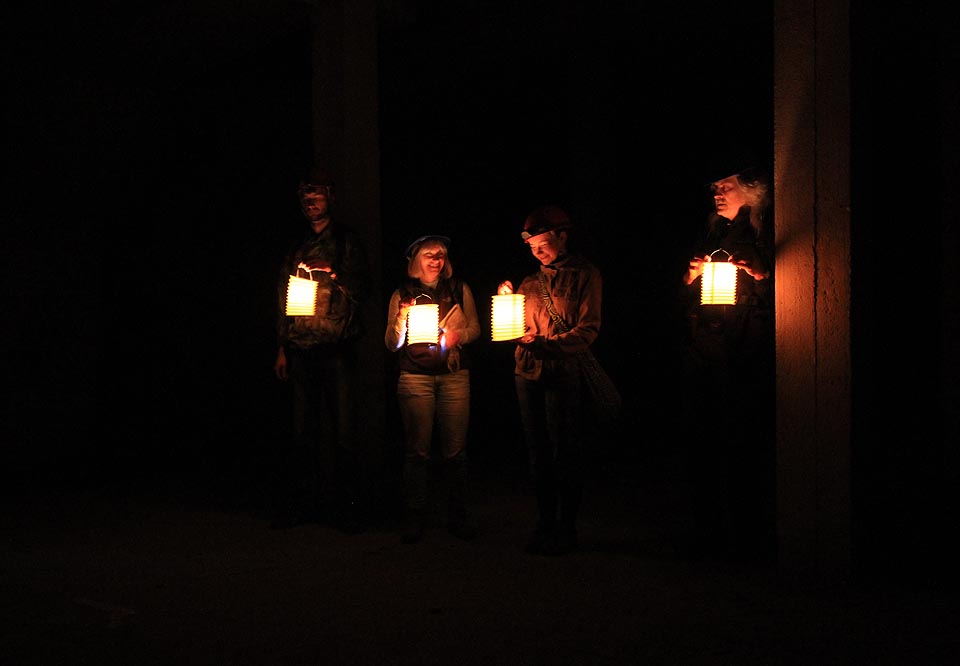 Při troše fantazie si lze sloupové sály představit jako loď kostela svatého Jakuba, kde vontové s lampióny v rukách právě chystají nějakou stínadelskou slavnost.