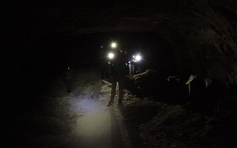 Ve ztichlých chodbách, kde ticho poruší jen tu a tam zvuk padajícího kamení, si lze jen těžko představit, jak rušný tu musel být provoz v době, kdy výstavba zaměstnávala 5000 vězňů, nuceně nasazených i dobrovolných pracovníků.