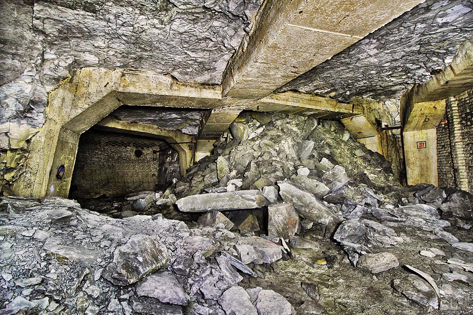 Mezi nejkrásnější místa patří křížově zaklenutá rozcestí. Na snímku křížení štol č. 37, 40 a 47, která se sesunula a z původní chodby se vyvalila jen hromada kamení.