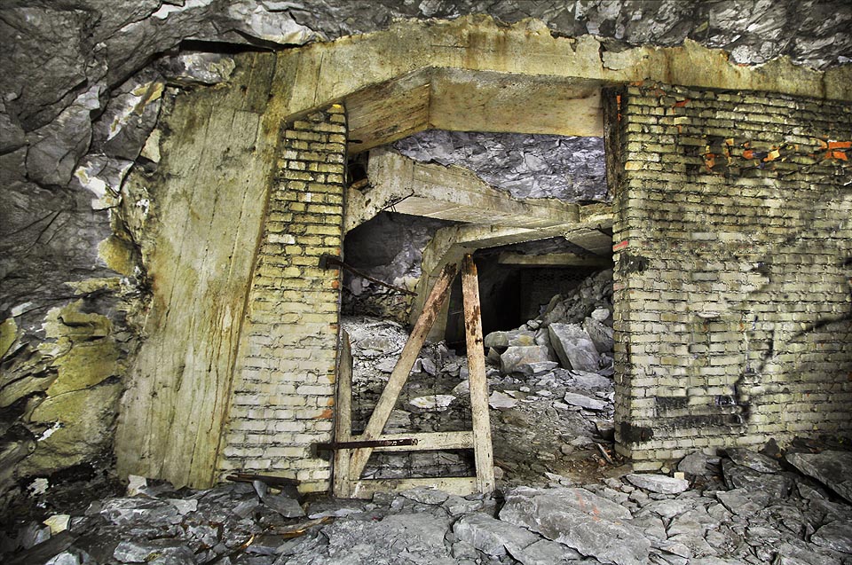 Pozůstatky vrat vypletených ostnatým drátem v přepážce štoly č. 37.