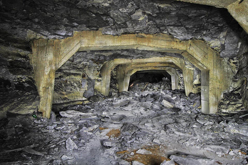 Zachovalé betonové pasy ve štole č. 37. Také zde podlahu kryjí popadané kusy vápence.