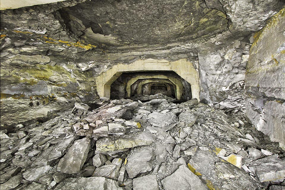 Na některých místech se naráz uvolnily stropní desky mocné několik desítek cm a zavalily chodbu kamennou lavinou. Nikdo už nezjistí, co (kdo) všechno je pohřbeno pod podobnými závaly - stroje, zbraně, trhaviny nebo snad i zmizelí neopatrní lidé?