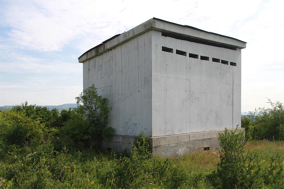 Zdaleka viditelná nová větrací šachta slouží mj. k odvětrání prostor úložiště nízkoaktivního odpadu.