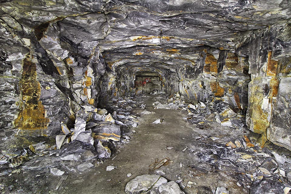 Kmenová štola D je pro závaly neprůchodná, spojovací štolou č. 34 lze ale přejít do kmenové štoly C, která vede až k proslulým sloupovým sálům.