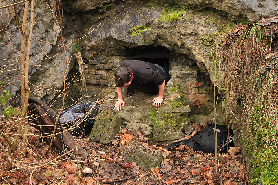 Do útrob podzemní továrny lze proniknout malým okénkem nad původními zasypanými vraty.