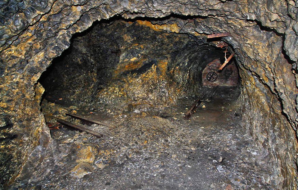 Celkem je systém tvořen trojicí rovnoběžných chodeb, pospojovaných kolmými spojkami. Nic k zabloudění.