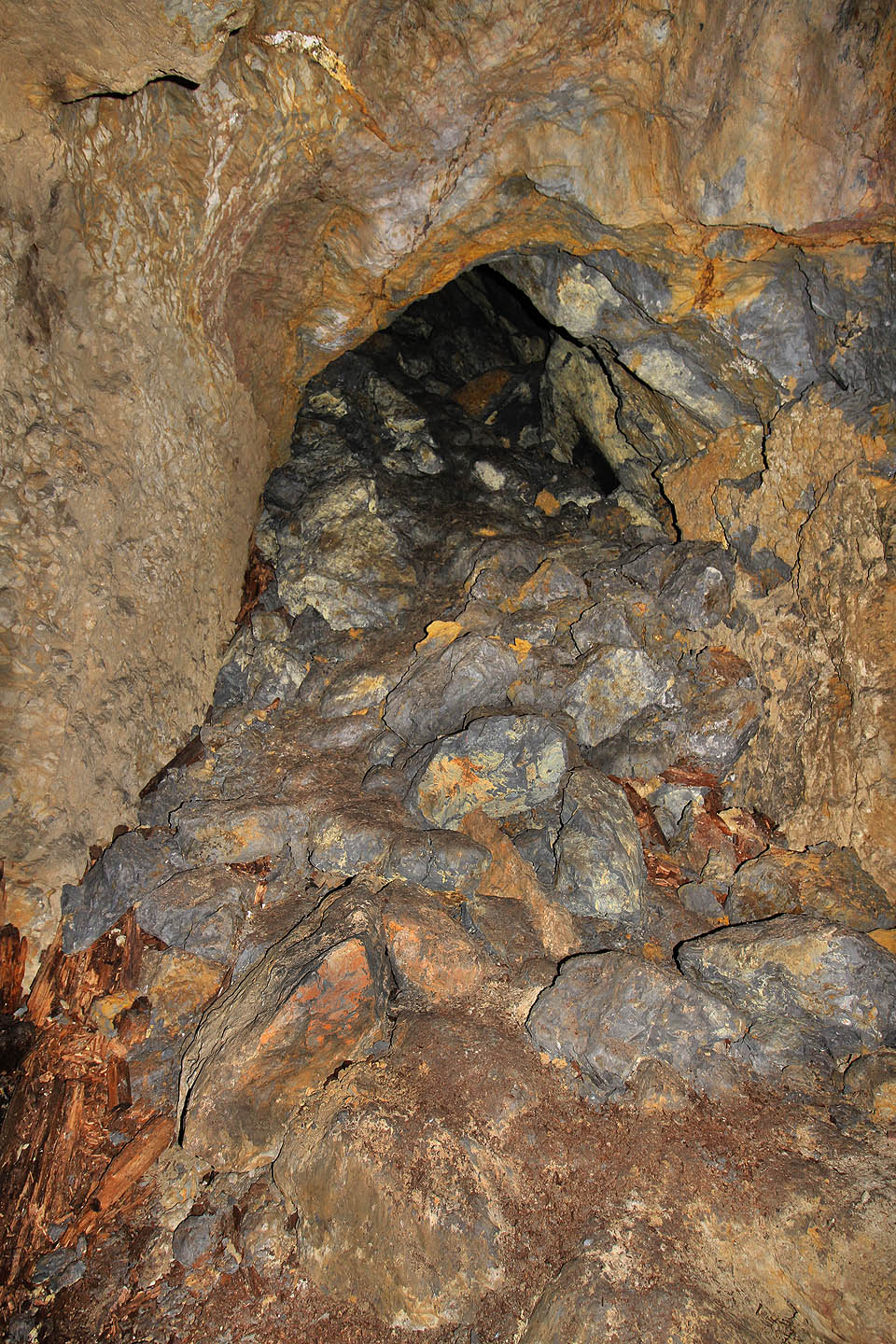 Chodbu, která vede nejhlouběji do nitra Bránické skály, přehradil kamenný zával. Lze jej ale snadno prolézt.