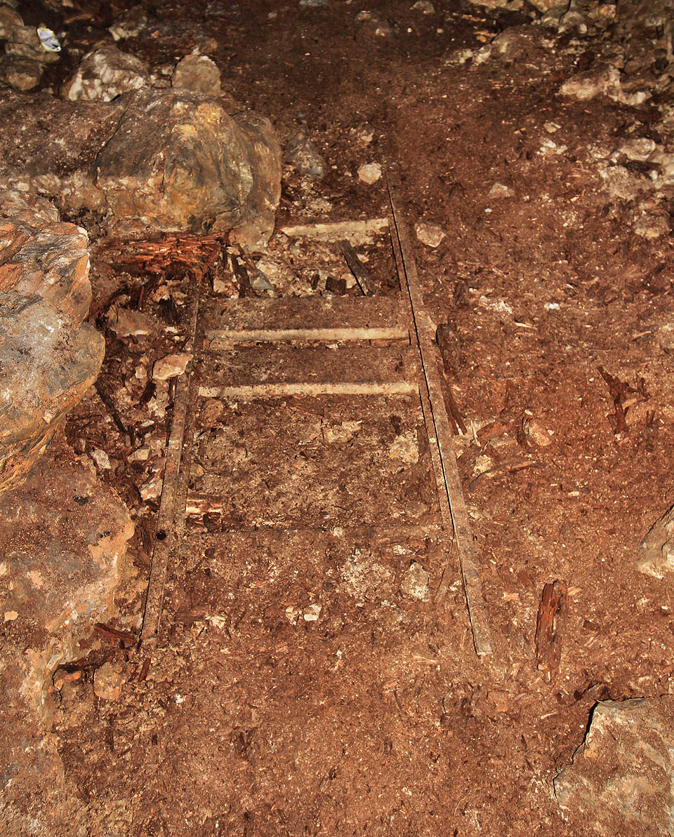 Za nejzazším závalem lze nalézt kousek kusé koleje. To je poslední překvapení - dál už podzemní chodby nevedou.