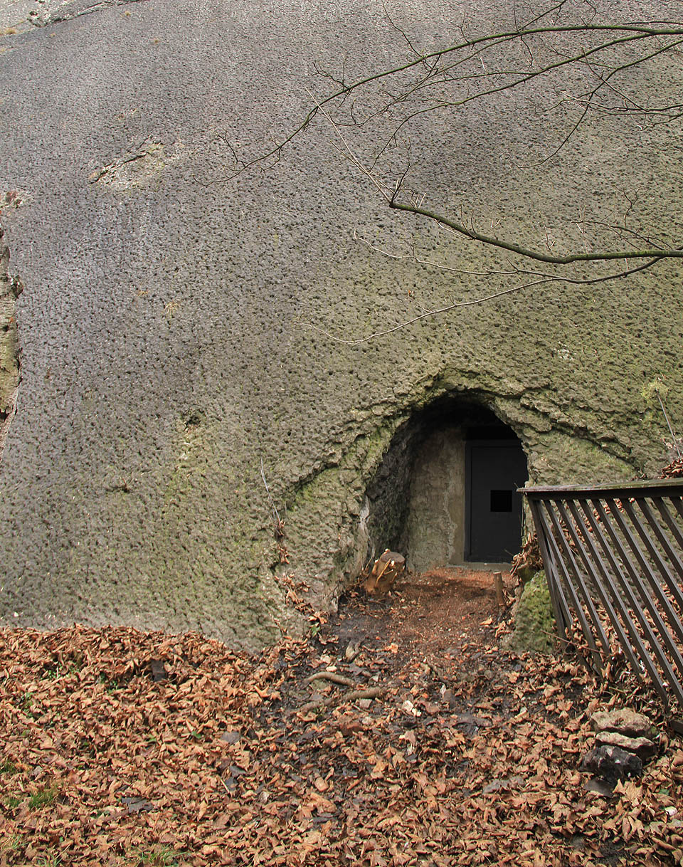 Za evangelickým kostelem u Modřanské ulice se nachází ještě tři slepé a uzamčené chodbičky.