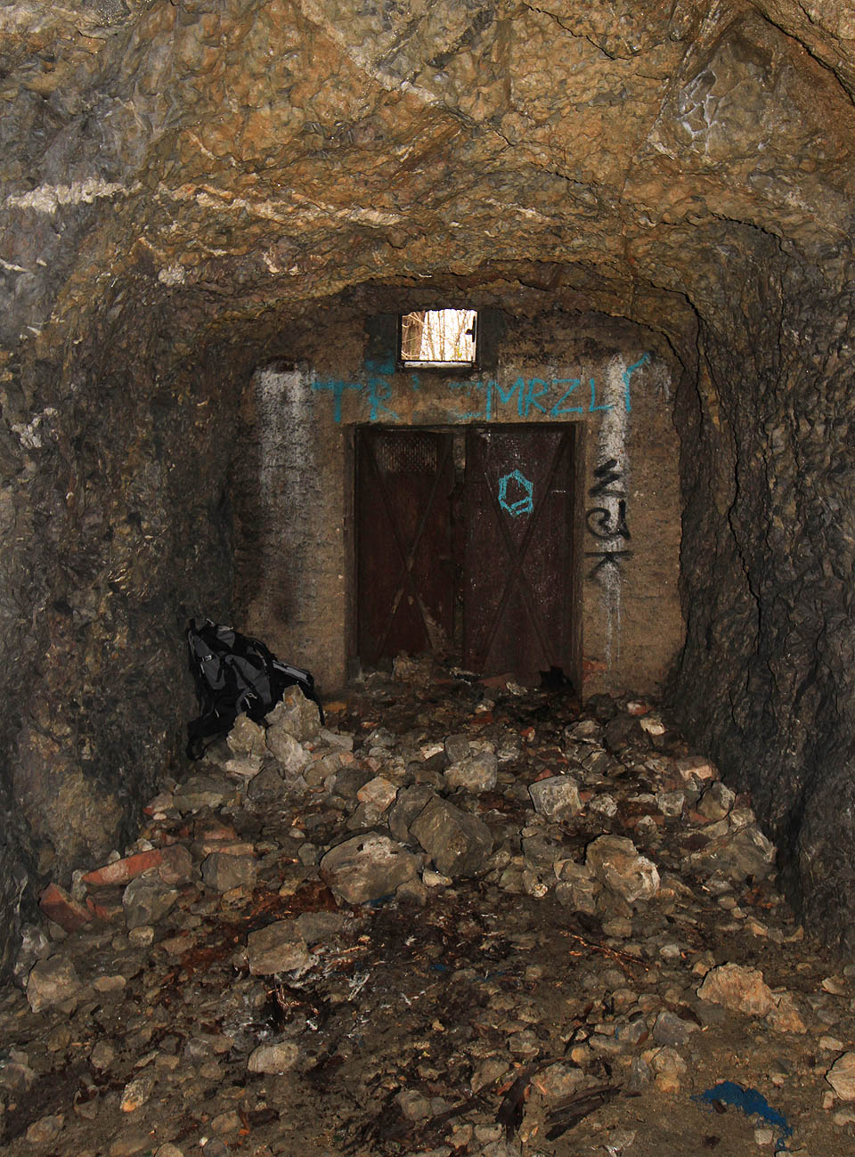 Cesta okénkem dovnitř není snadná. Je to ale past: cesta ven se zdá zhola nemožná.